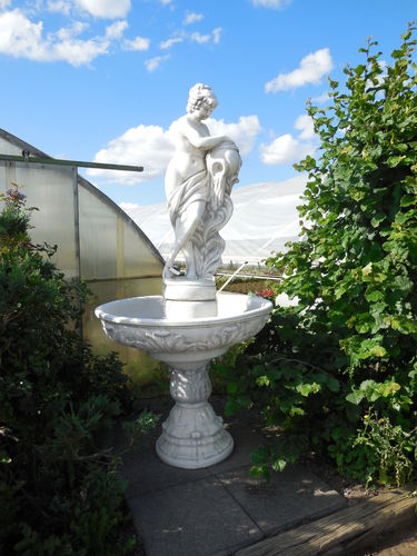 Brunnen mit Frauenfigur